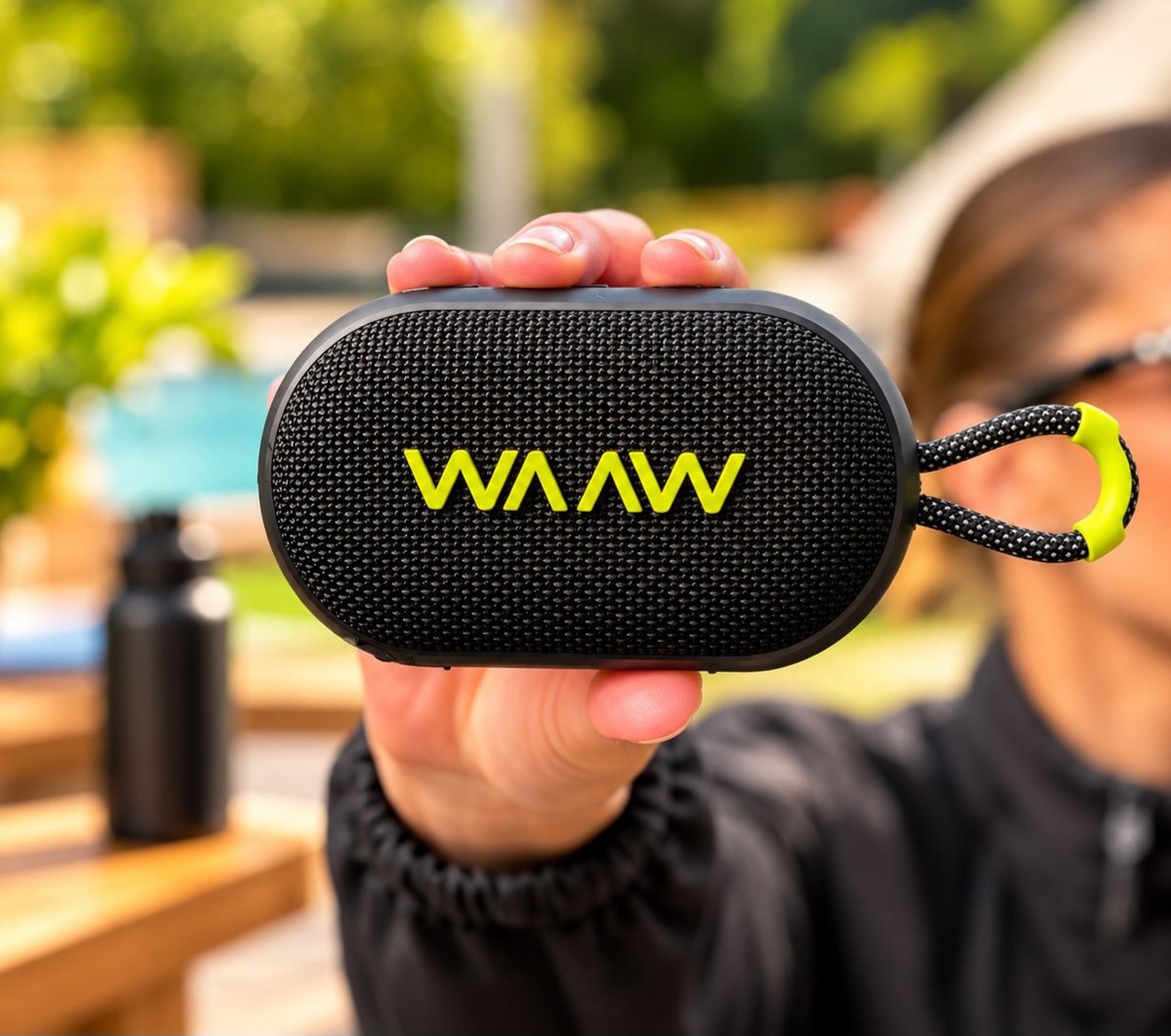 WAAW by ALOK Caixa de Som Bluetooth ME 110 12 Horas de Reprodução, Resistente à Água com Alça Integrada